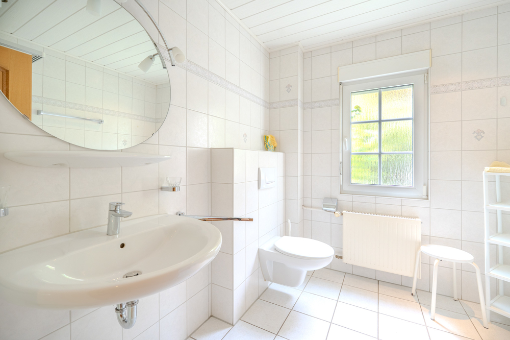 Helles Duschbad im Erdgeschoss