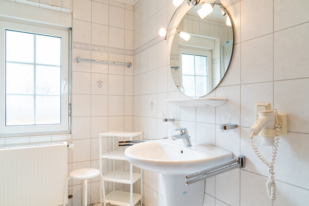 Helles Duschbad im Obergeschoss