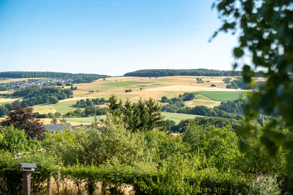 Traumhafter Weitblick über Wiesen und Felder