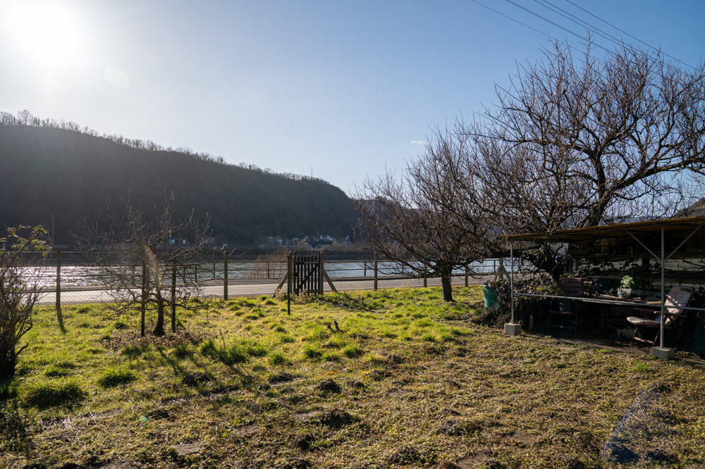 Gartengrundstück mit Rheinblick