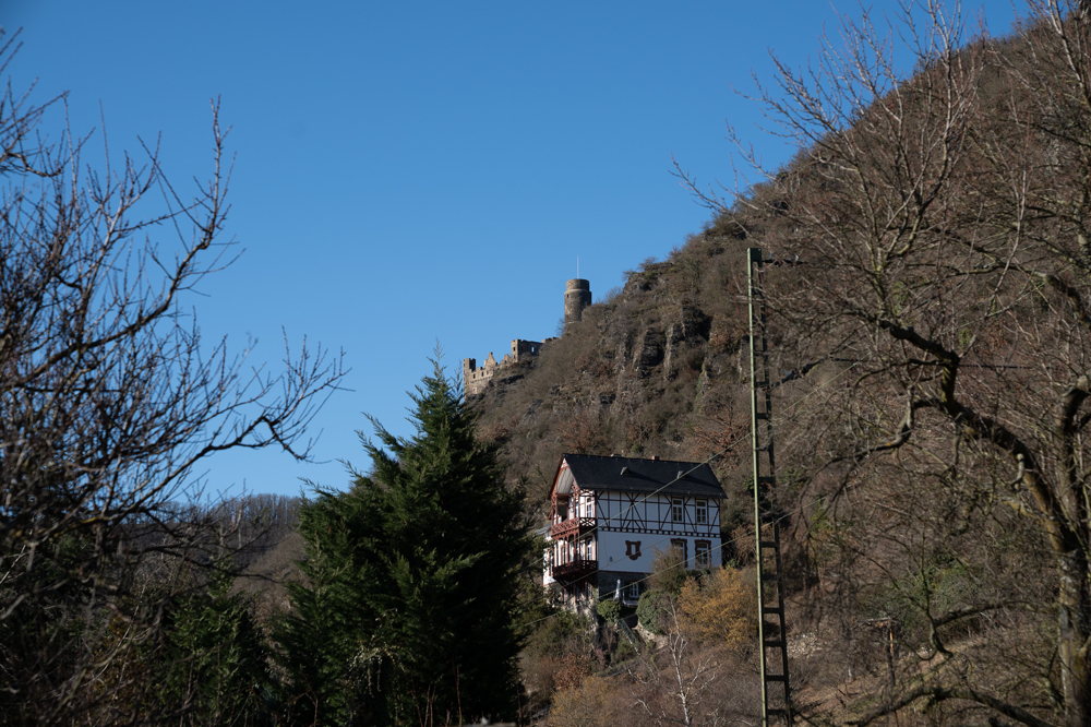 Blick auf die Burg Maus vom Gartengrundstück