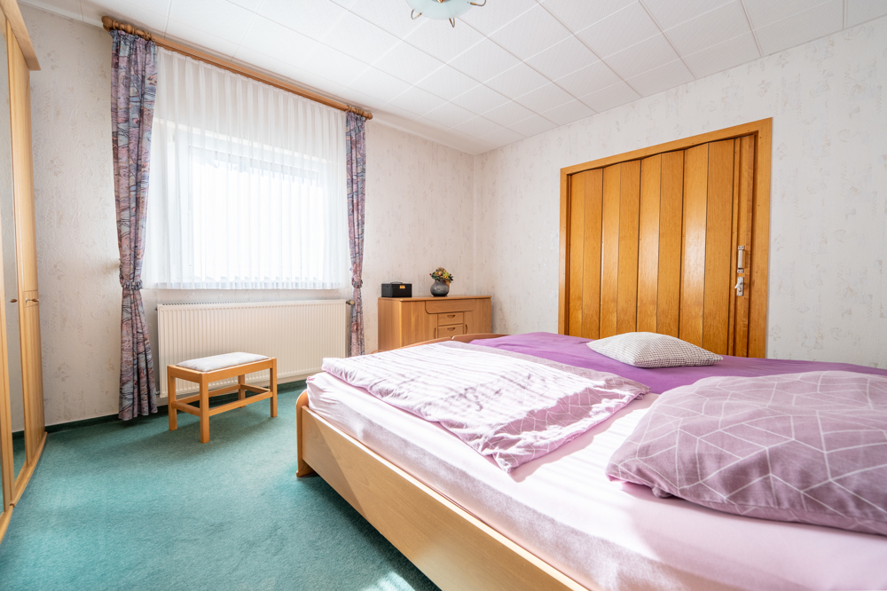 Schlafzimmer mit Durchgang zum Wohnbereich im Obergeschoss