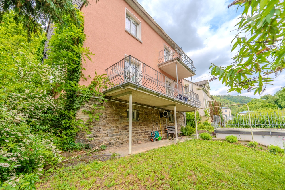 Überdachter Sitzplatz mit angrenzender Grünfläche