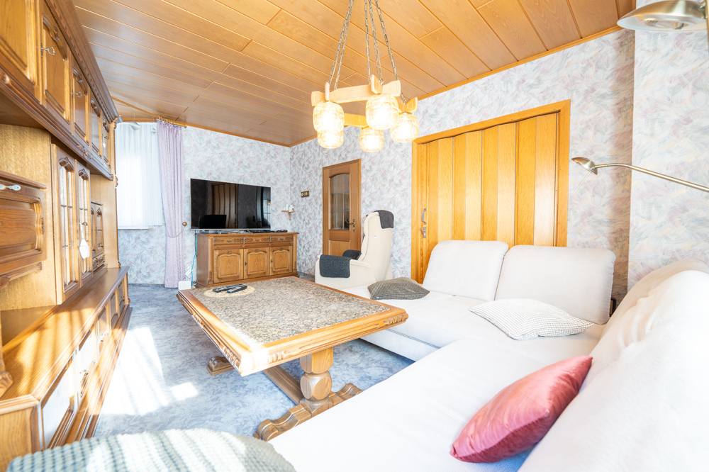 Wohnbereich mit Durchgang zum Schlafzimmer im Obergeschoss