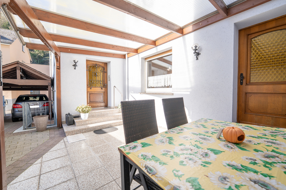 Eingangsbereich mit überdachtem Sitzplatz