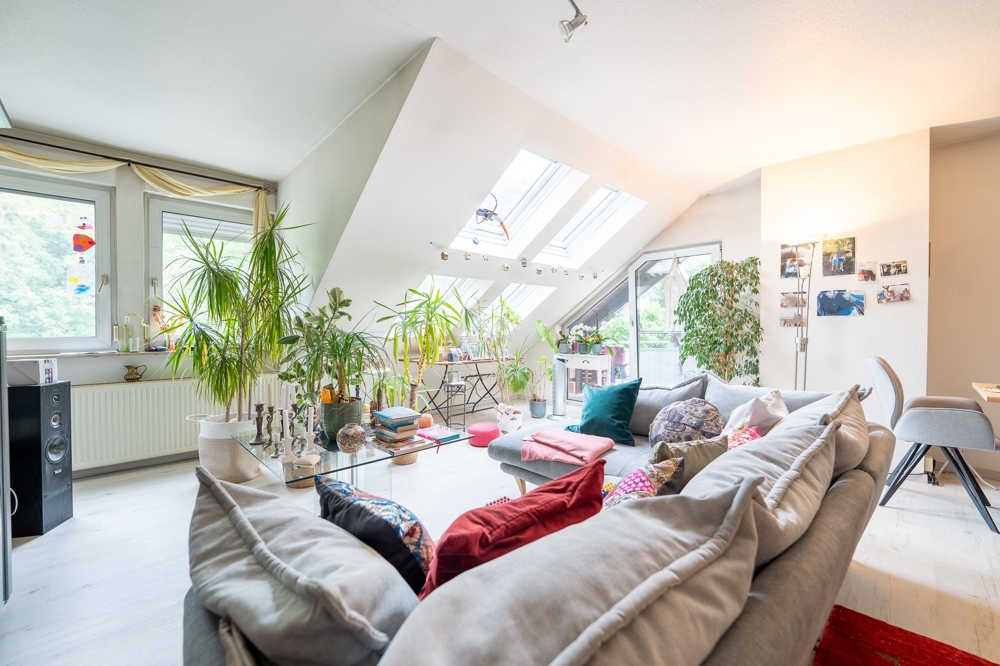 Lichtdurchfluteter Wohnbereich mit Balkonzugang im Dachgeschoss
