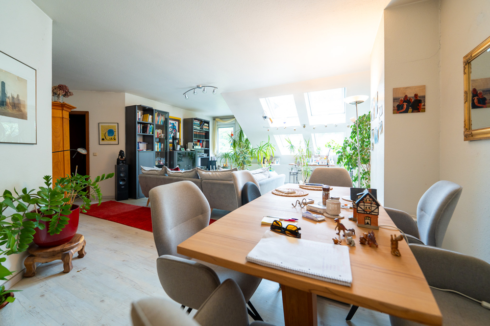 Großzügiger Wohn- und Essbereich im Dachgeschoss