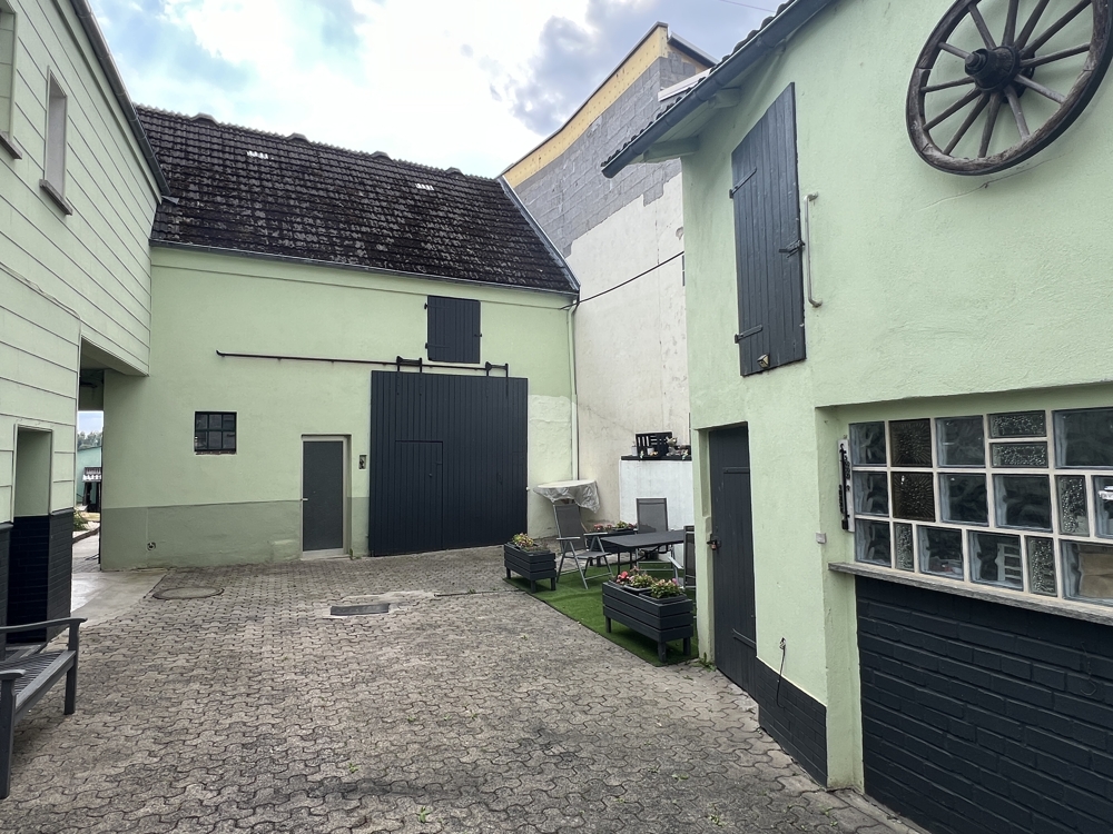 Innenhof mit Nebengebäuden
