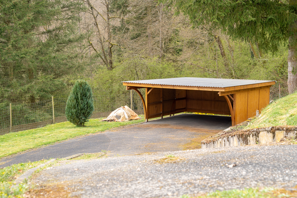 Großes Carport mit Geräteraum