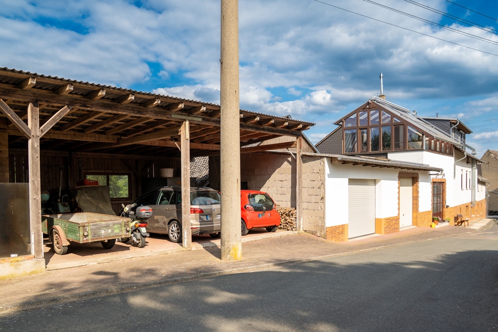 Straßenansicht und Stellplätze