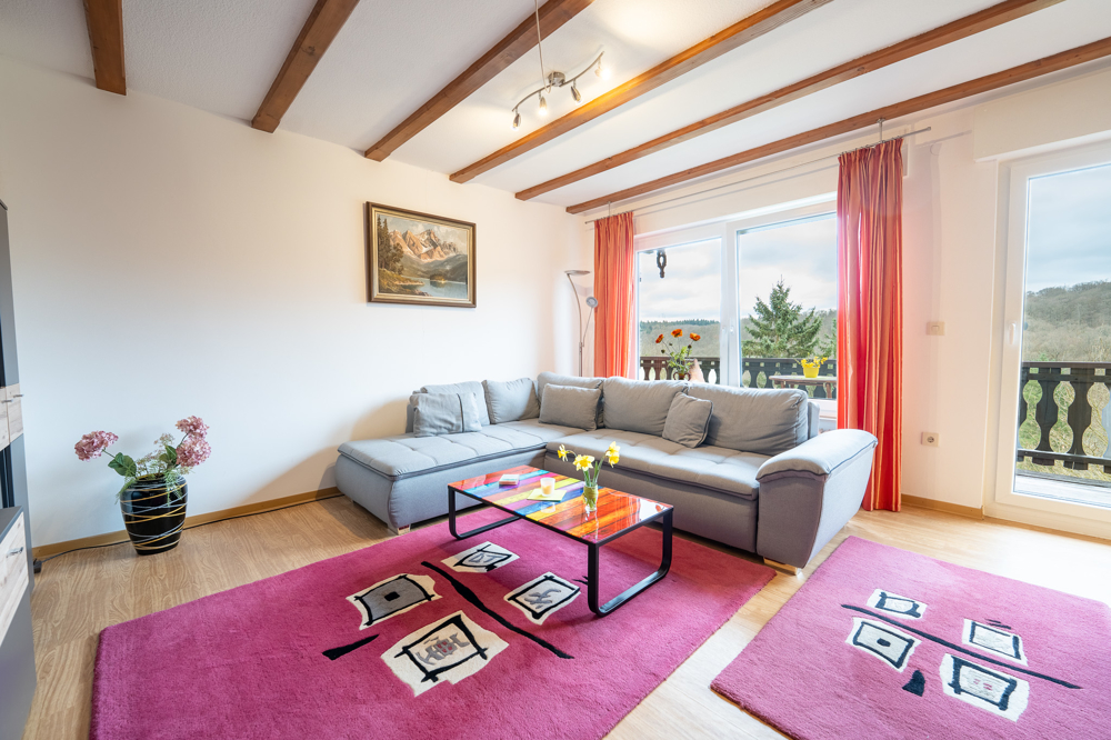 Wohnzimmer mit Balkonzugang