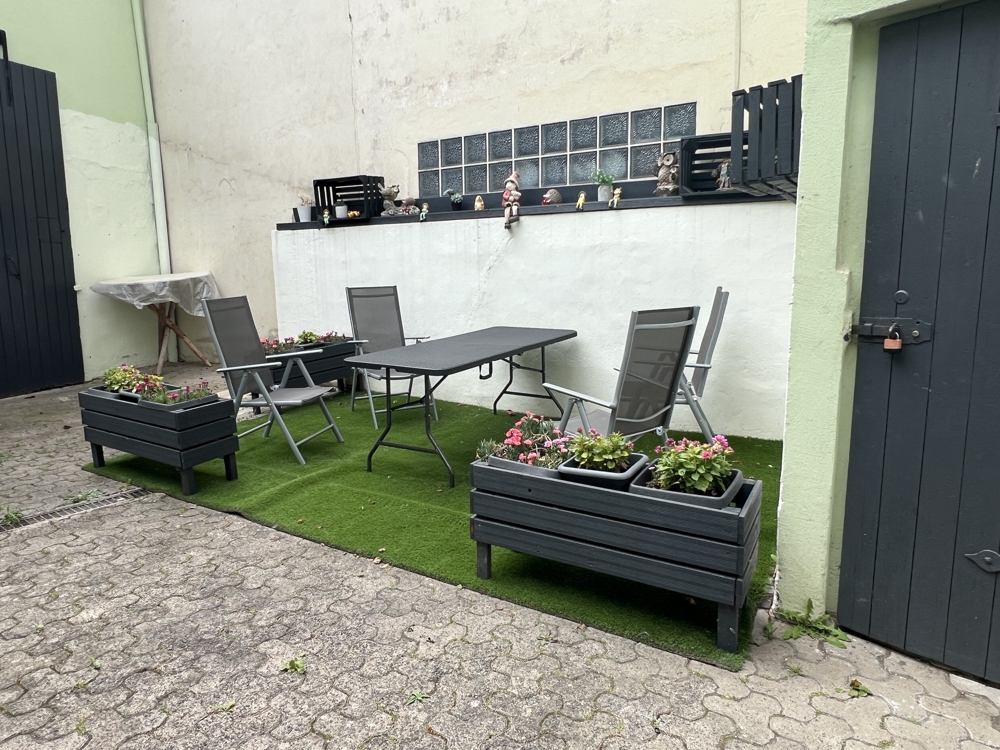 gemütlicher Sitzplatz im Hof