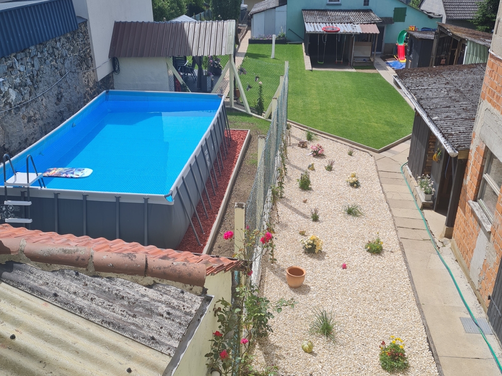 Garten mit Swimmingpool