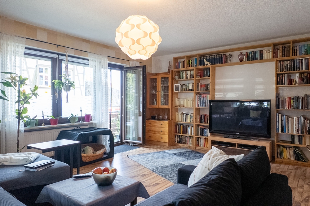 Wohnzimmer mit Balkonzugang Wohnung 2