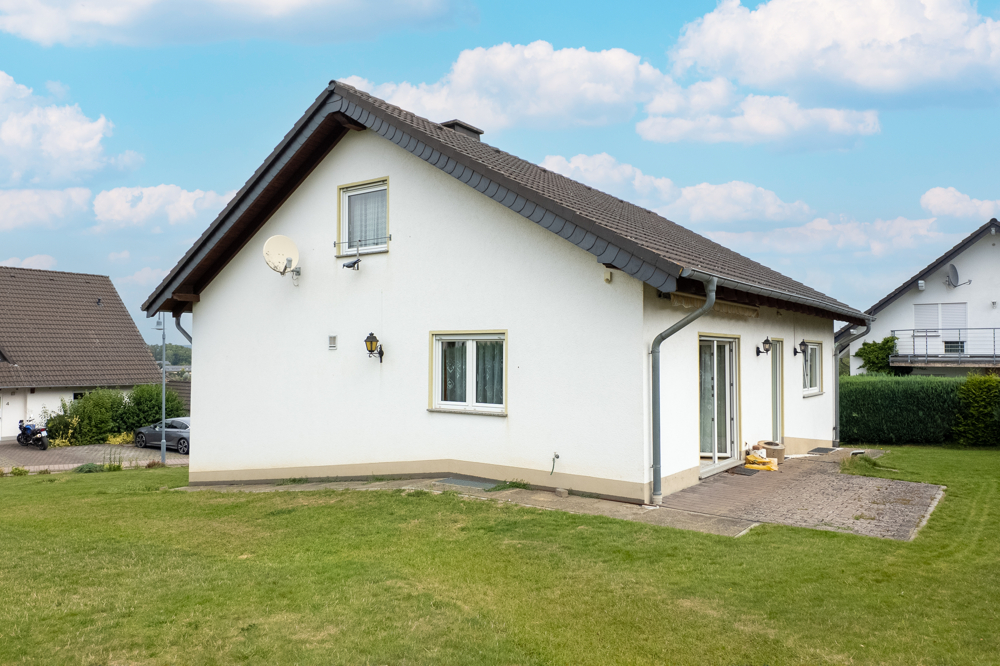 Rückseite mit Terrasse und Garten