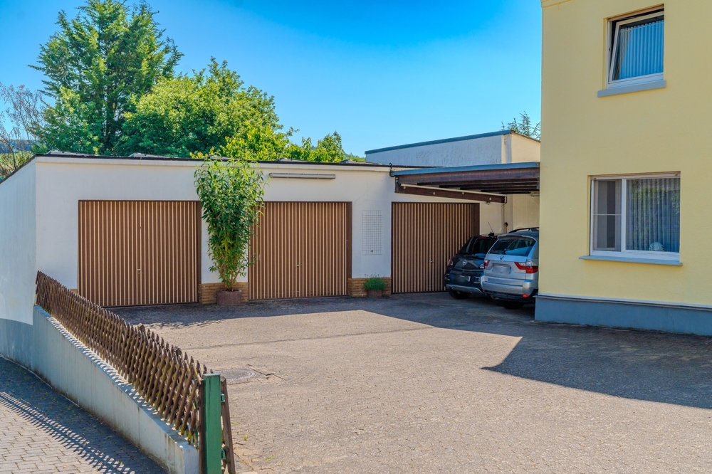 Großer Hof mit drei Gragen und Carport