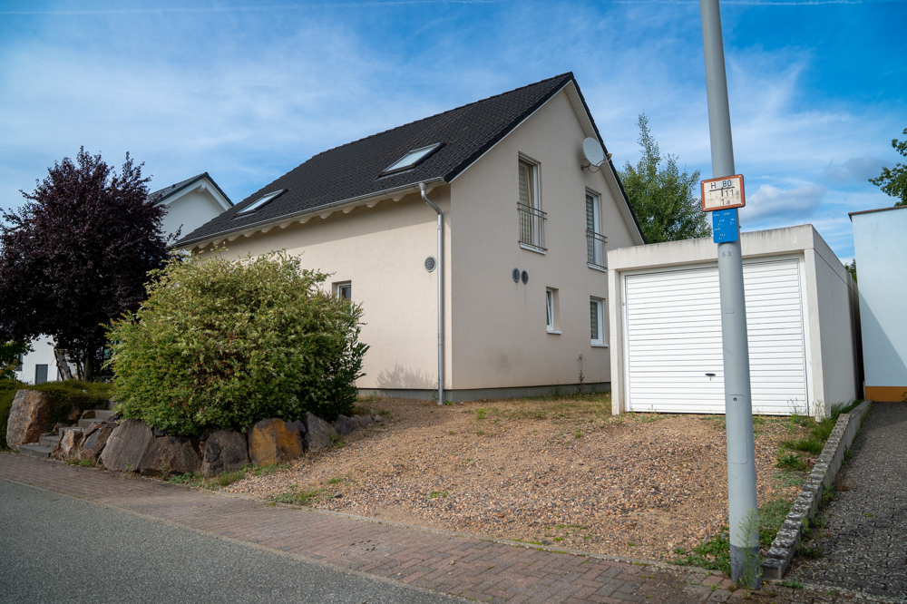 Straßenansicht und Garage