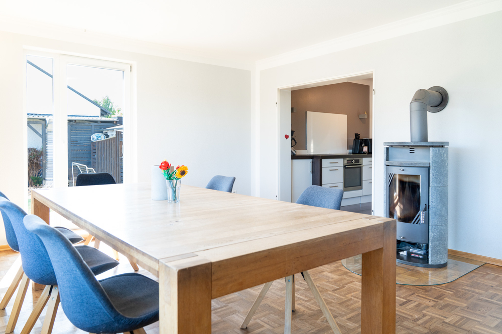 Esszimmer mit angrenzender Küche