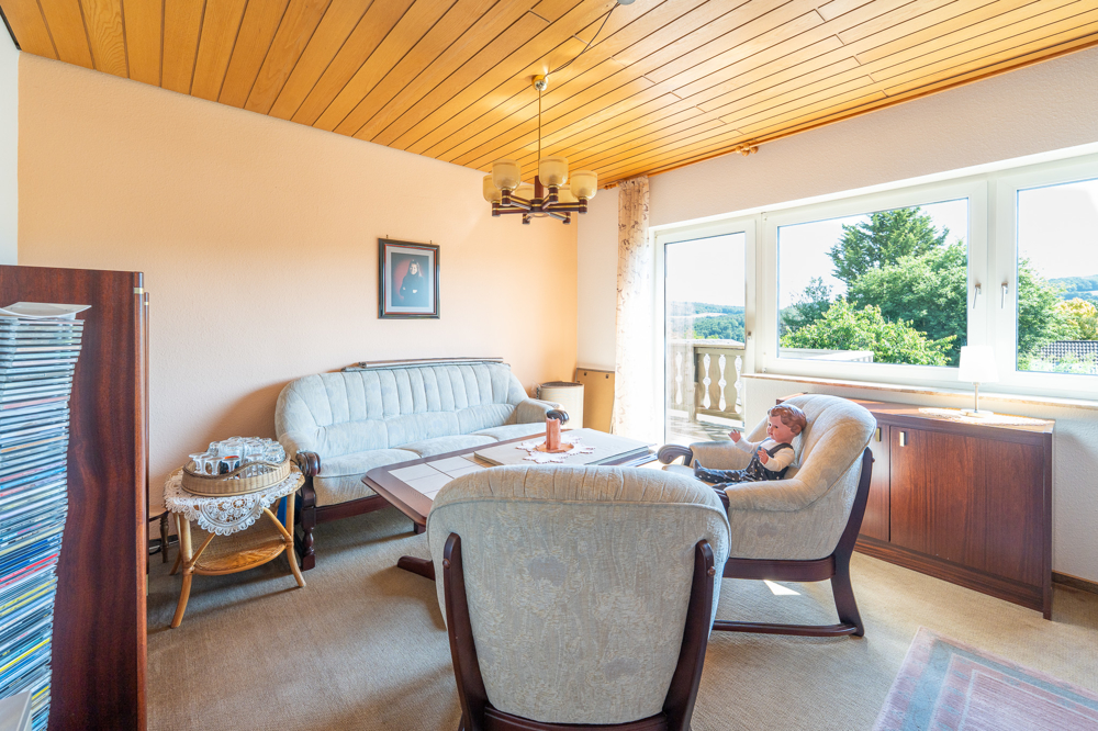 Wohnzimmer mit Balkonzugang