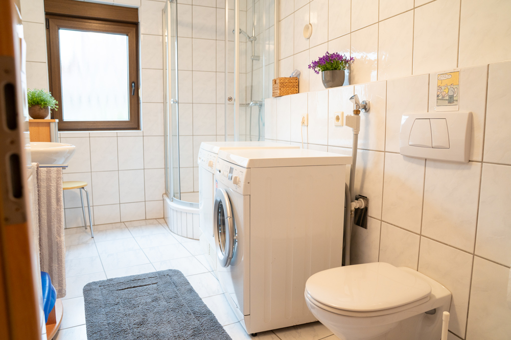 Duschbad mit Waschmaschinenanschluss im Erdgeschoss