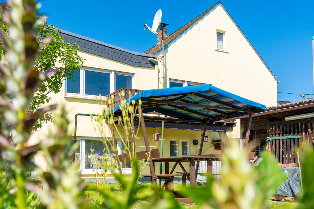 Garten mit vielen Sitzmöglichkeiten