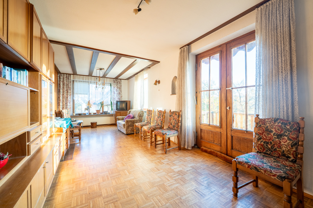 Wohnzimmer mit direktem Balkonzugang