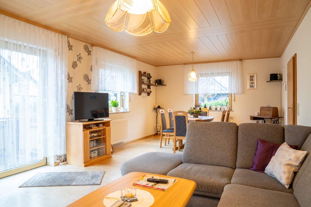 Großzügiger Wohn- und Essbereich mit Balkonzugang