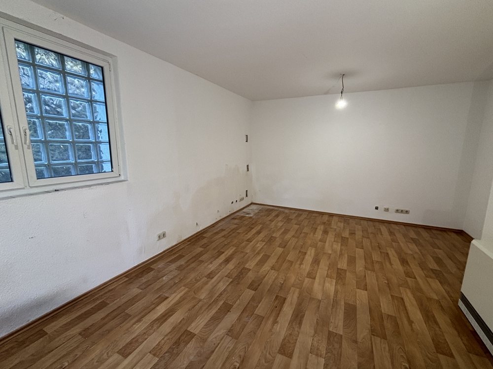 Wohnzimmer Erdgeschoss mit Feuchtigkeitsschaden