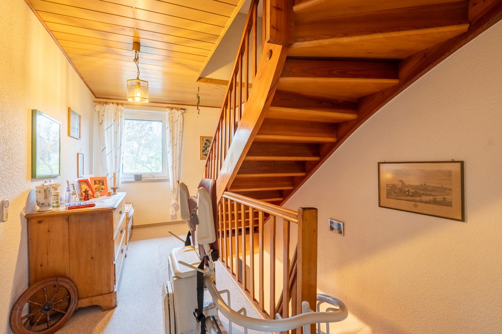 Treppenhaus mit praktischem Treppenlift