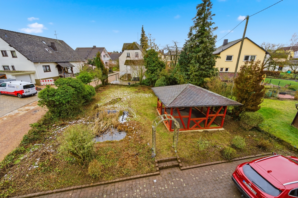 Großzügiger Garten mit Pavillon