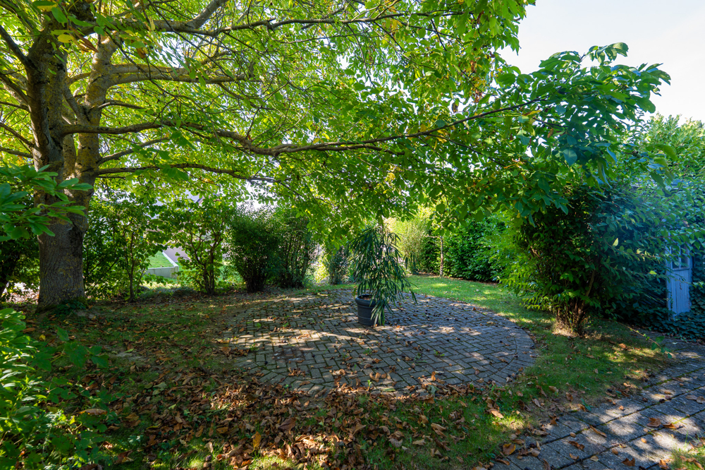 Toll eingewachsenes Grundstück