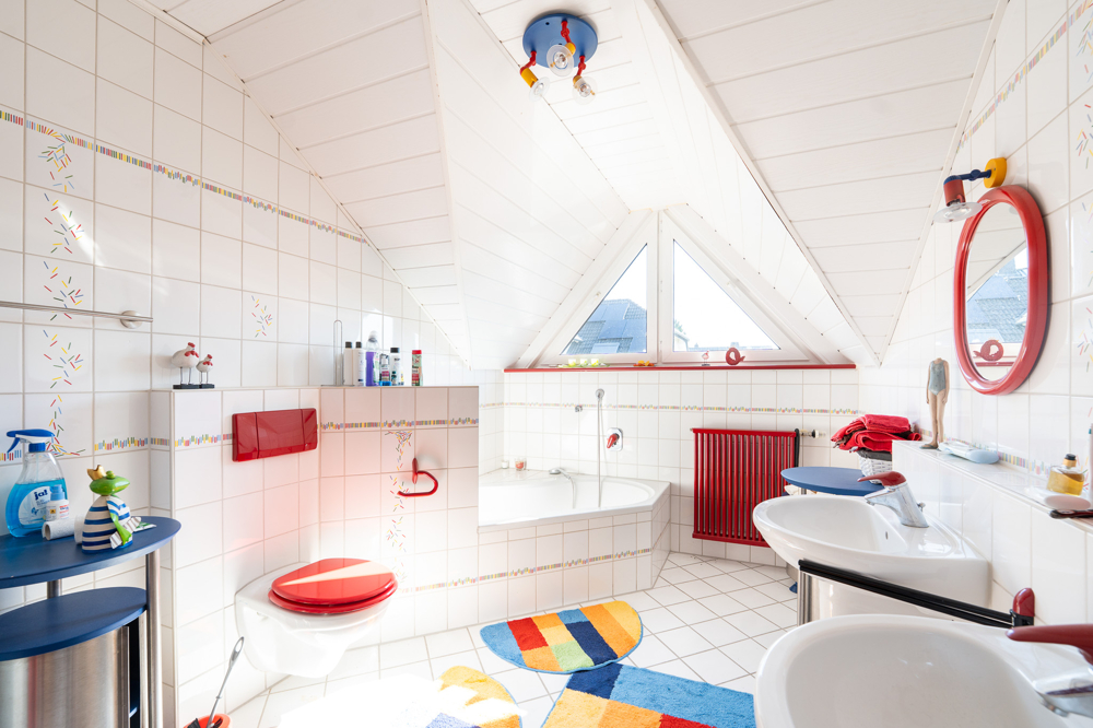 Großzügiges Badezimmer im Dachgeschoss