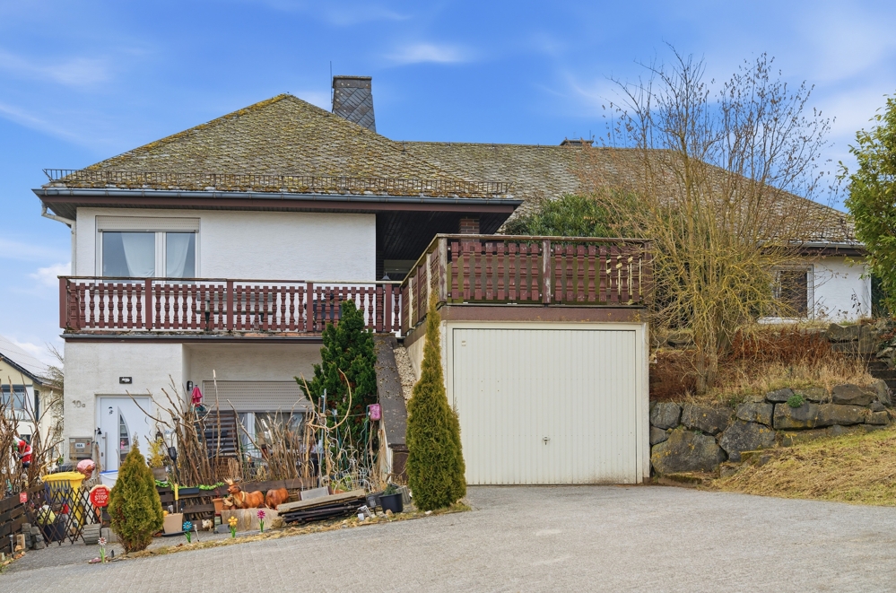 Eingang zur Einliegerwohnung und zusätzliche Garage