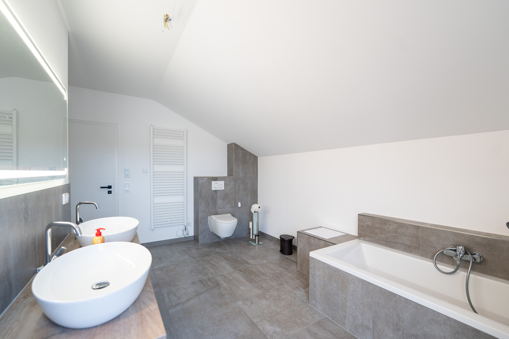 Familienbad mit Wäscheschacht