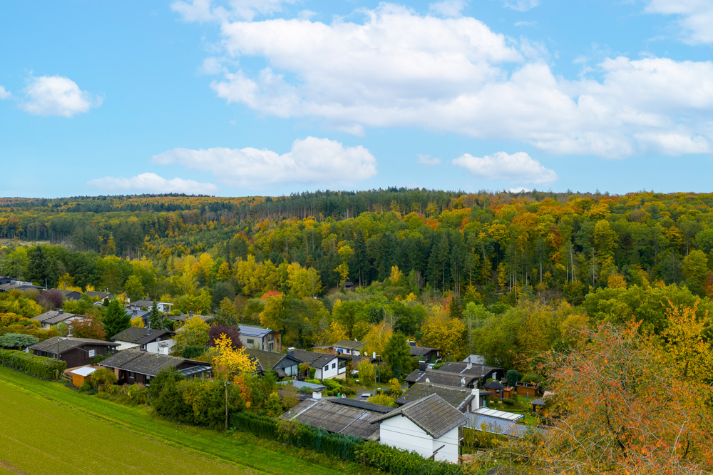 Umgeben von Feldern und Wäldern
