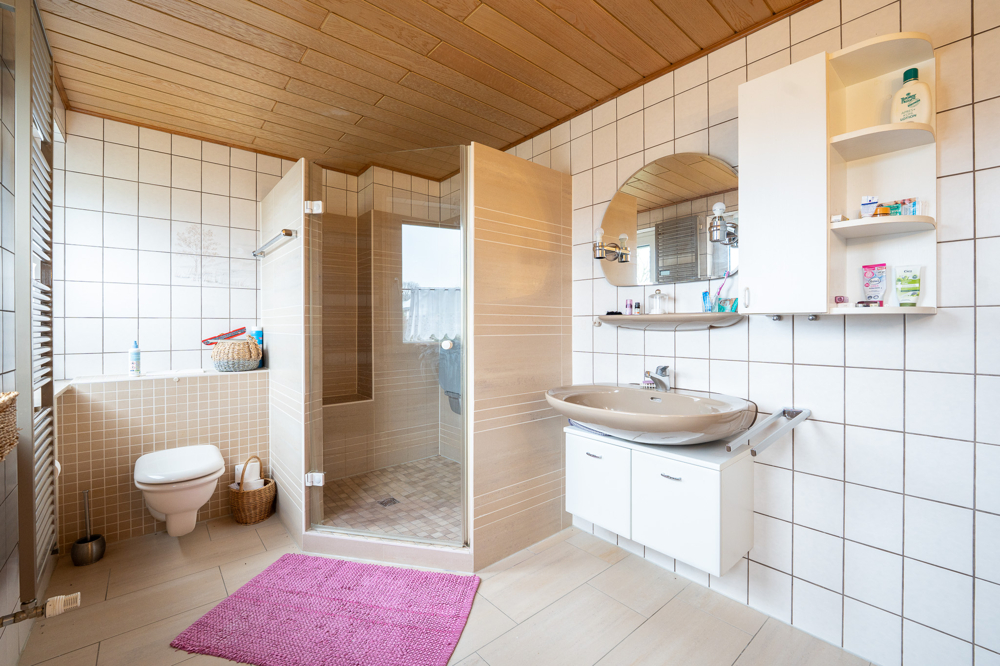 ...mit großer Dusche