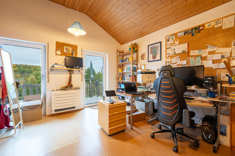 Büro mit Balkonzugang