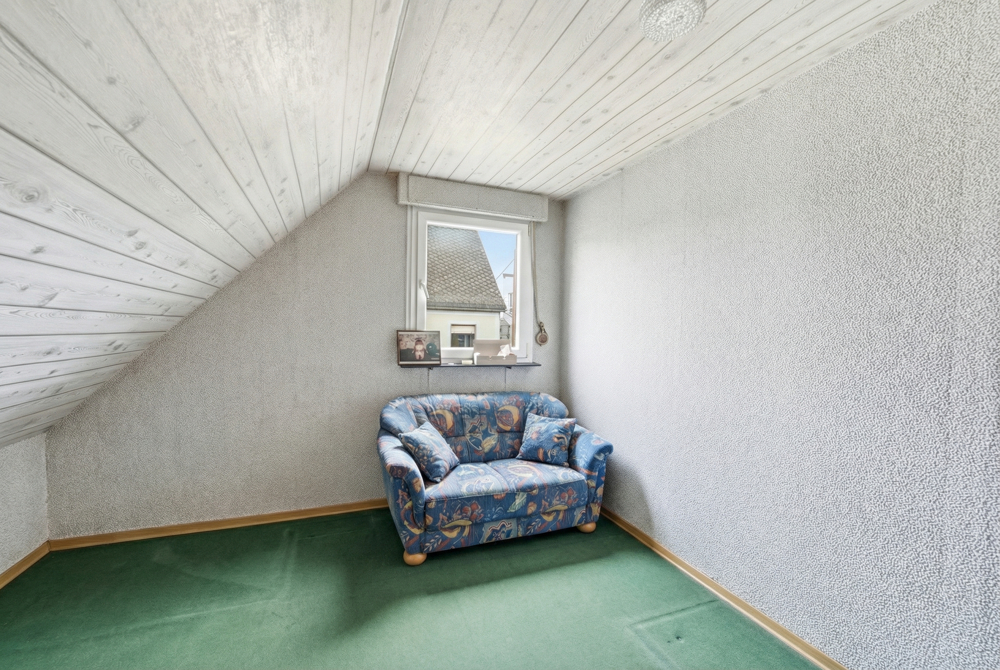 teilausgebautes Zimmer im Dachgeschoss