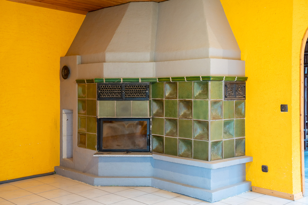 Großer Kamin im Wohnzimmer