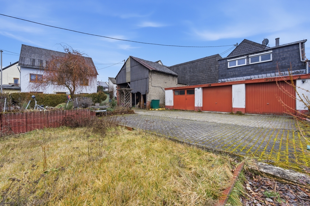 Gartengrundstück mit Garagen