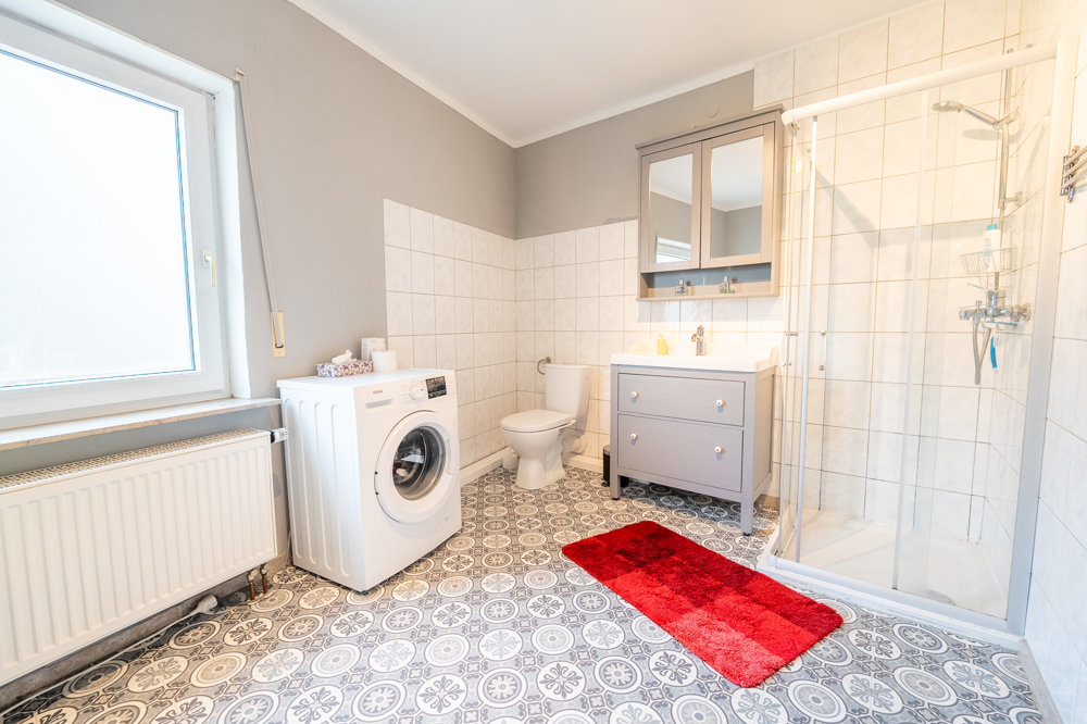 Großzügiges Badezimmer im Obergeschoss