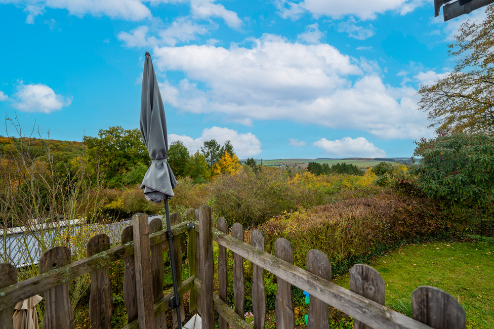 Weitblick ins Grüne von einem kleinen Balkon im ersten Obergeschoss