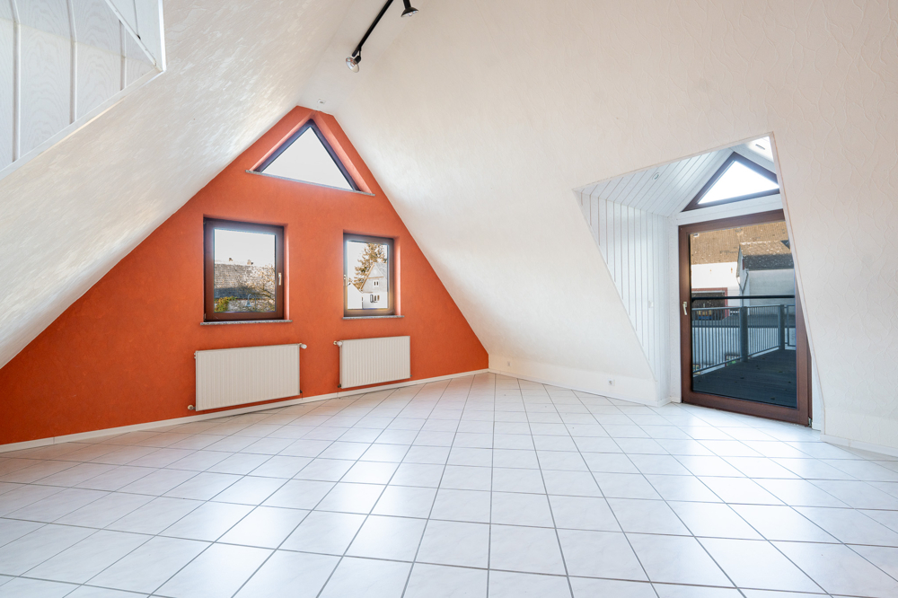 Wohnzimmer im Obergeschoss mit Balkonzugang