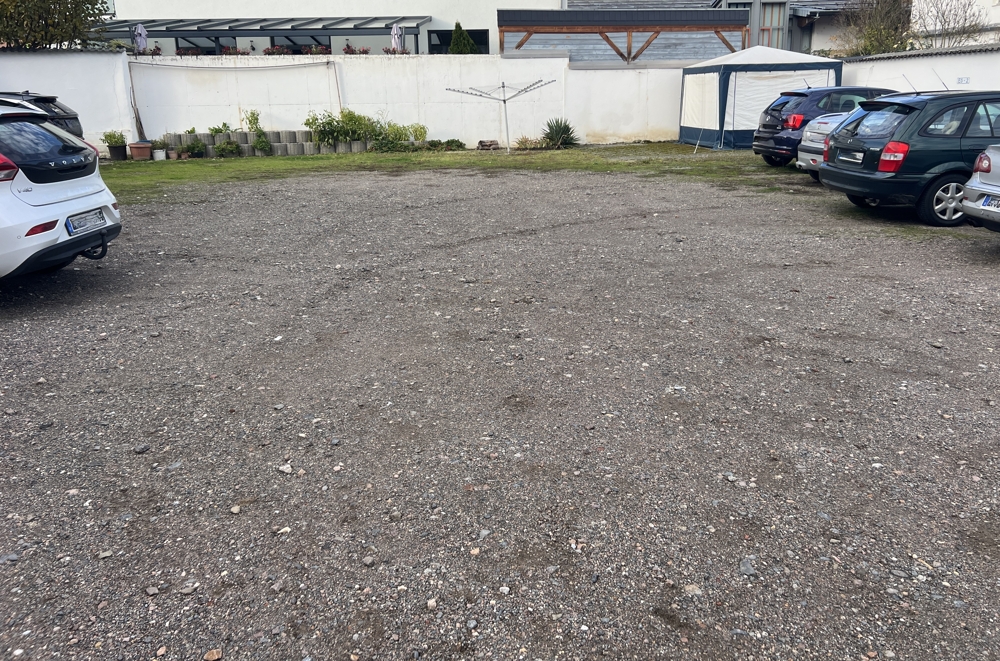 große Freifläche mit Stellplätzen