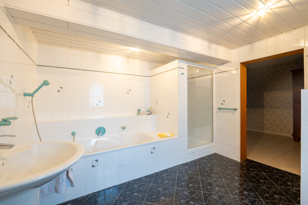 Großzügiges Badezimmer (Wohnung im Obergeschoss)