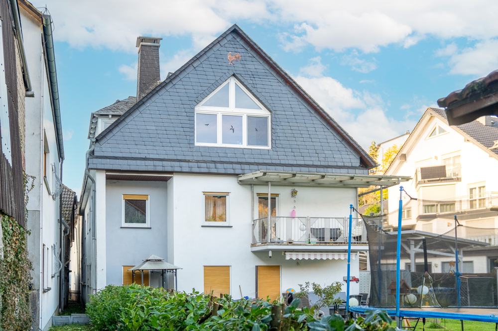 Balkon mit Überdachung im Obergschoss