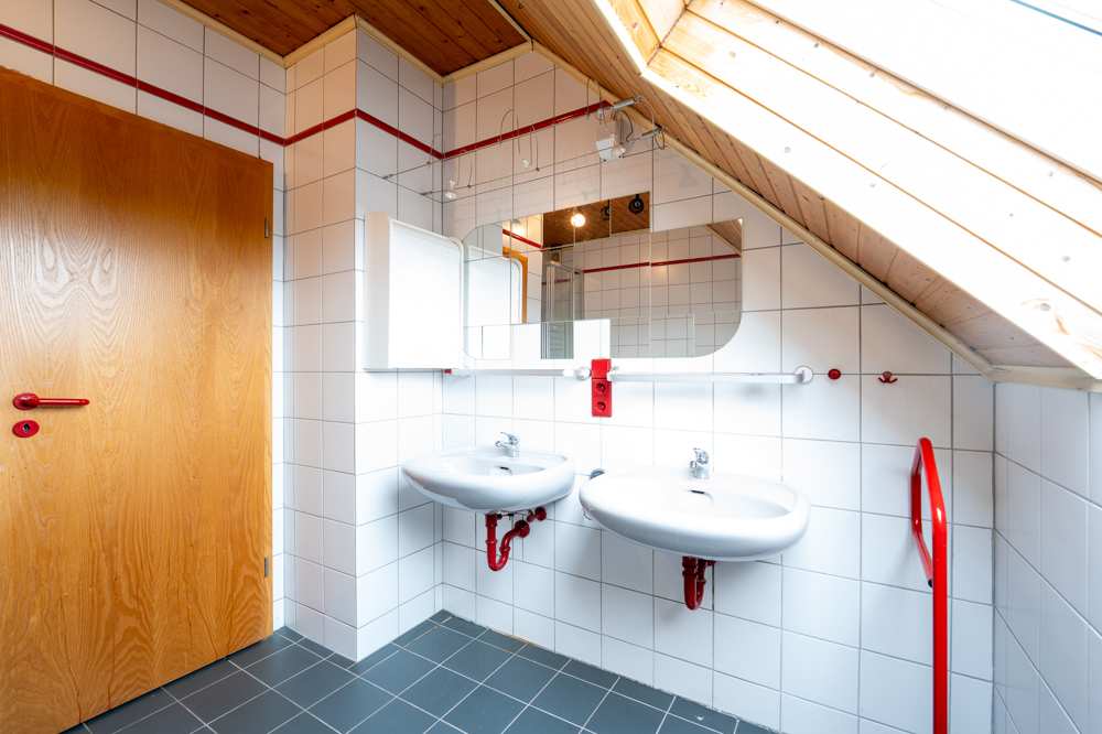 Doppelwaschbecken und ausreichend Platz