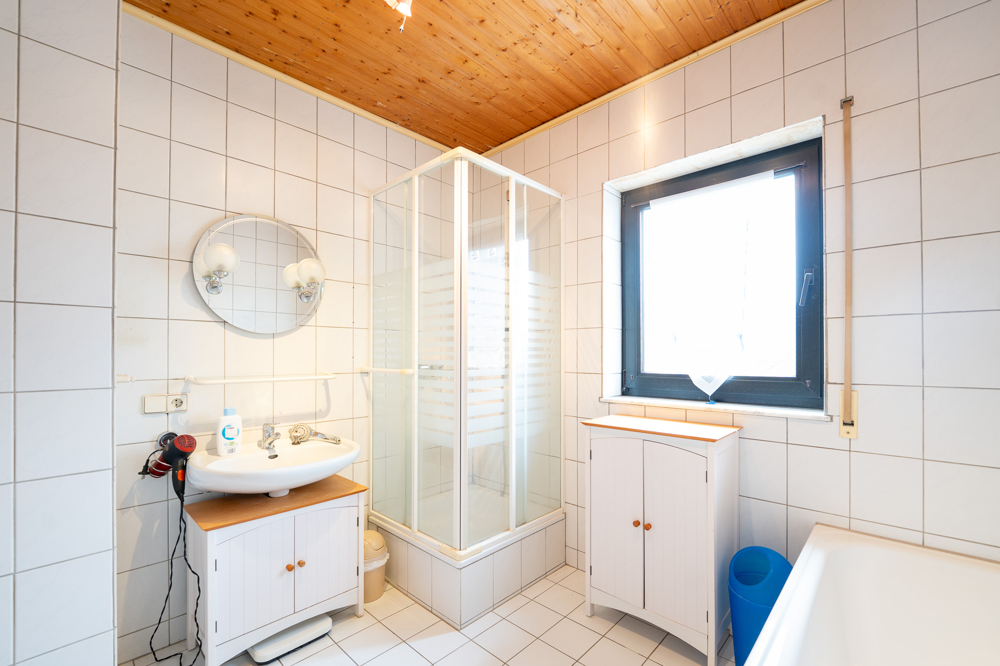 Badezimmer mit Badewanne im Erdgeschoss