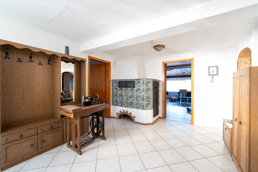 Flur mit Kachelofen (Wohnung im Erdgeschoss)