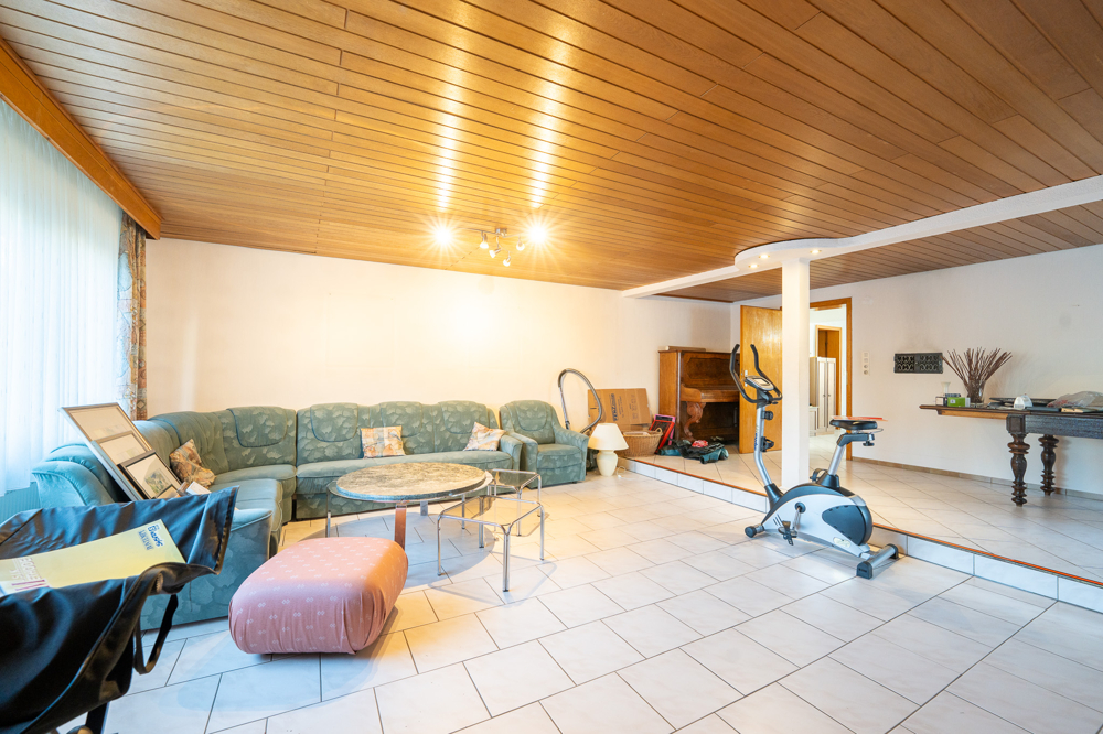 Großzügiges Wohnzimmer (Wohnung im Erdgeschoss))